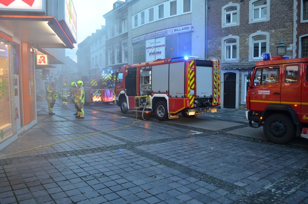 FW-Stolberg: Feuer 2 - starke Rauchentwicklung in einer Apotheke in der Stolberger Innenstadt