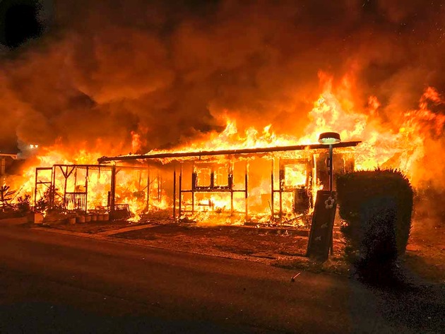 FW-CW: Zwei Campingwagen brennen vollständig ab