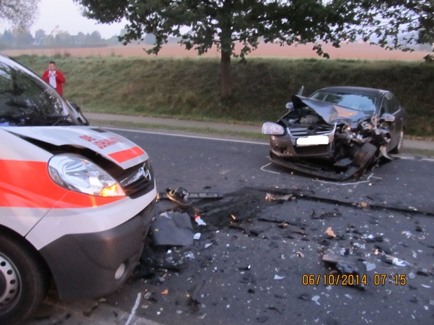 POL-HOL: Bundesstraße 240;  Eschershausen - Scharfoldendorf: PKW mit Rettungswagen zusammengestoßen - PKW-Fahrer leicht verletzt / 30.000,-- EUR Sachschaden -