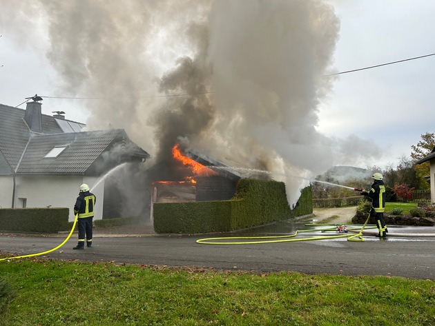 FW-OE: Carportbrand in Lennestadt-Grevenbrück greift auf Wohngebäude über - Gebäude unbewohnbar