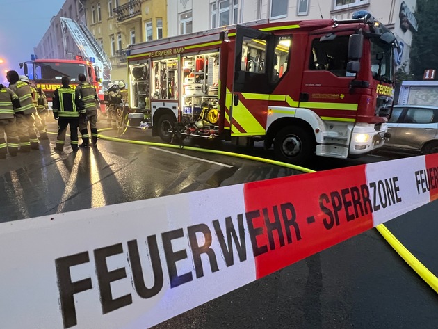 FW-HAAN: Wohnung brennt an der Bahnhofstraße aus - eine Verletzte