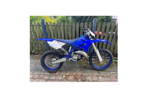 POL-KA: (KA) Karlsruhe - Motorradfahrer attackiert Passanten und flüchtet - Polizei sucht nach Zeugen