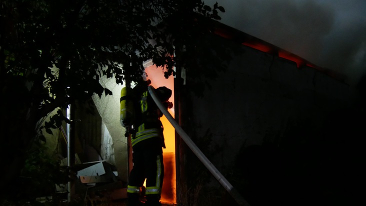 FW Celle: Garage im Immenweg brennt in Vollbrand