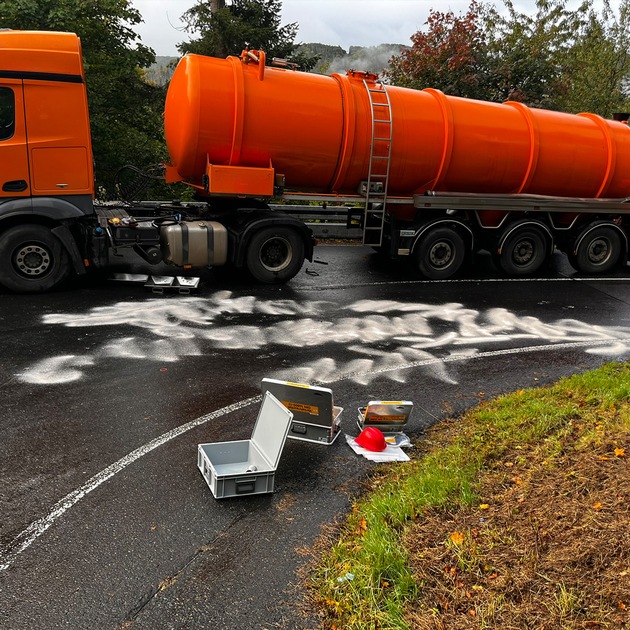 FW Heimbach: Verkehrsunfall auf der L218 bei Heimbach - LKW-Tank muss durch Feuerwehr abgepumpt werden