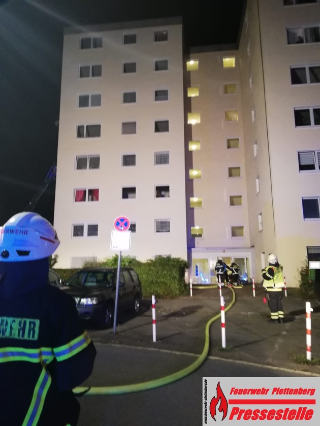 FW-PL: OT-Burg. Brand im vierten Obergeschoss eines hohen Wohngebäudes. Wohnungsinhaber wird von Nachbar gerettet.