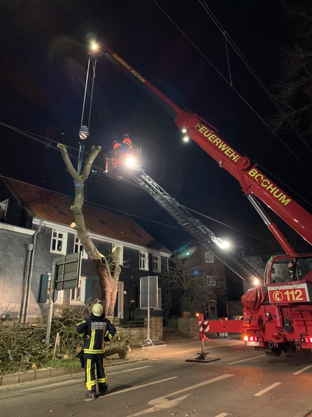 FW-BO: Nächtlicher Einsatz des Feuerwehrkrans, Baum droht Oberleitung abzureißen