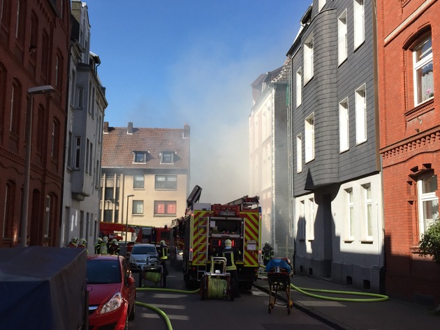 FW-GE: Brennender Sperrmüllhaufen im Hinterhof -Flammen greifen auf Gebäude in Bismarck über