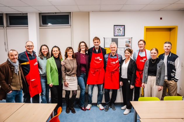 Jürgen Klopp besucht brotZeit-Frühstück in Frankfurt / DVAG setzt sich für ein ausgewogenes Schulfrühstück ein