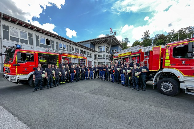 FW Menden: 41 neue Feuerwehrleute für Balve und Menden