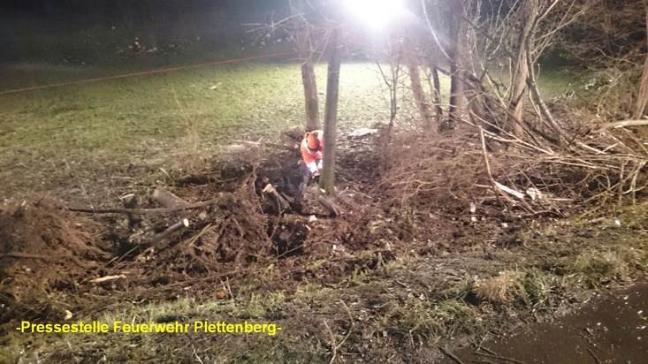 FW-PL: OT-Teindeln. Nach LKW-Bergung folgte fast viereinhalbstündiger Einsatz von Feuerwehr und Spezialunternehmen