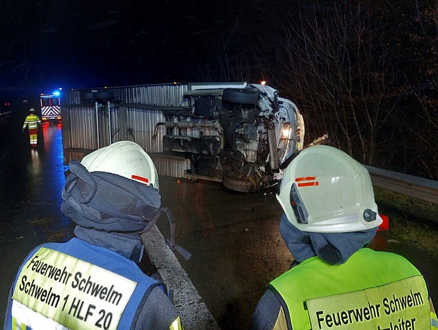 FW-EN: Verkehrsunfall auf der BAB 43 - LKW kommt auf der Seite zum Liegen
