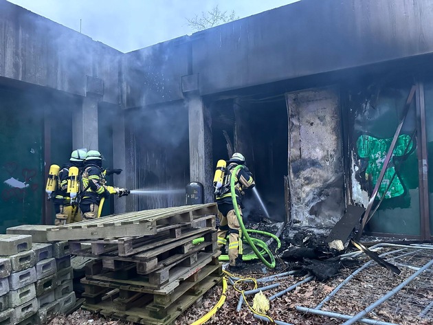 FW-E: Brand einer leerstehenden Schule - aufwendiger Feuerwehreinsatz