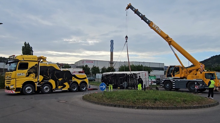 POL-PDTR: Nachtragsmeldung VU umgestürzten Lkw-Anhänger mit Gefahrgut