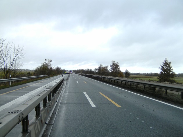 POL-CUX: Vollsperrung auf der Autobahn (A 27) - Lkw drückt 200 Meter Leitplanke in den Gegenverkehr (Bild) + Polizei nimmt mutmaßlichen Einbrecher nach Großfahndung mit Hubschrauber im Stadtgebiet fest u.a.