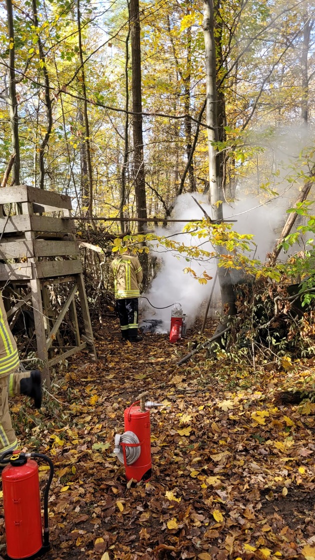 FW Helmstedt: Feuerwehr löscht illegales Lagerfeuer im Waldgebiet bei Helmstedt