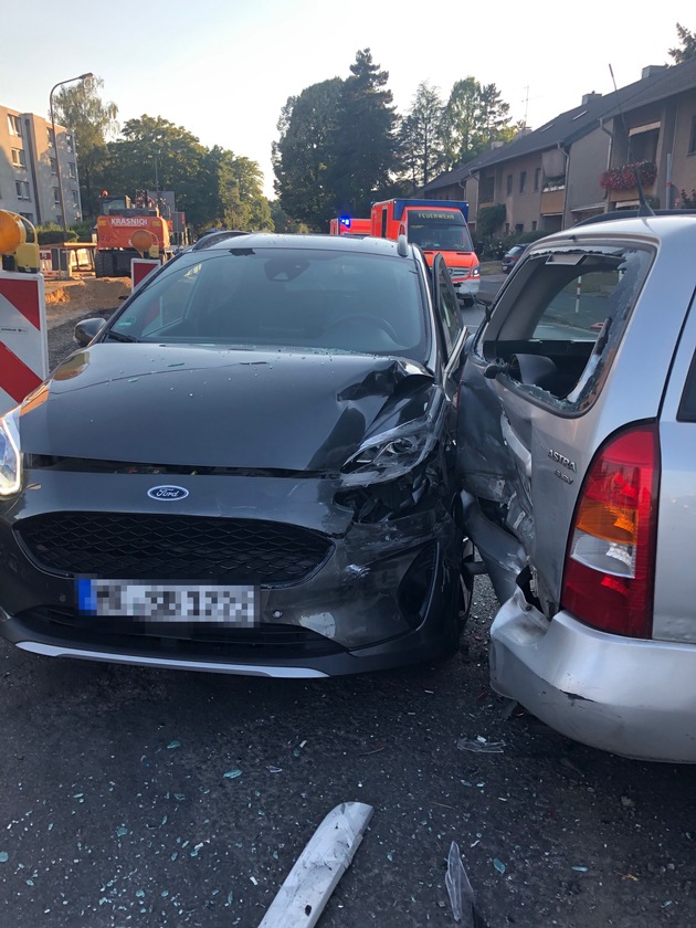POL-ME: Vier Verletzte nach Verkehrsunfall - Langenfeld - 2208063