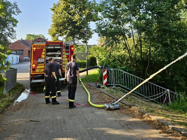 FW Hünxe: Feuerwehr rettet Fische im Hünxer Regenrückhaltebecken