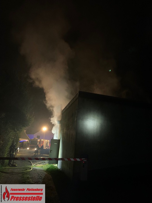 FW-PL: OT-Kückelheim. Werkstattbereich einer Großraumgarage geriet in Brand.