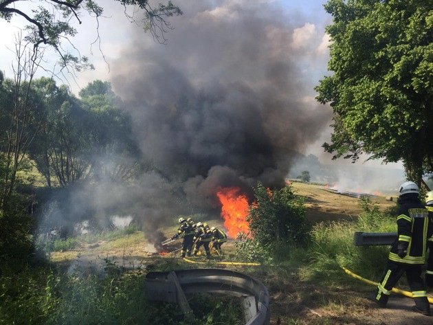 FW Lügde: Feuerwehr Lügde löscht zwei Brände in kurzer Zeit