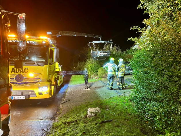 FW Hünxe: Pkw landet im Vorgarten auf dem Dach
