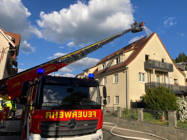 KFV-CW: Feuerwehr kann Ausbreiten eines Dachstuhlbrandes verhindern / Keine Verletzten / 300.000 Euro Sachschaden