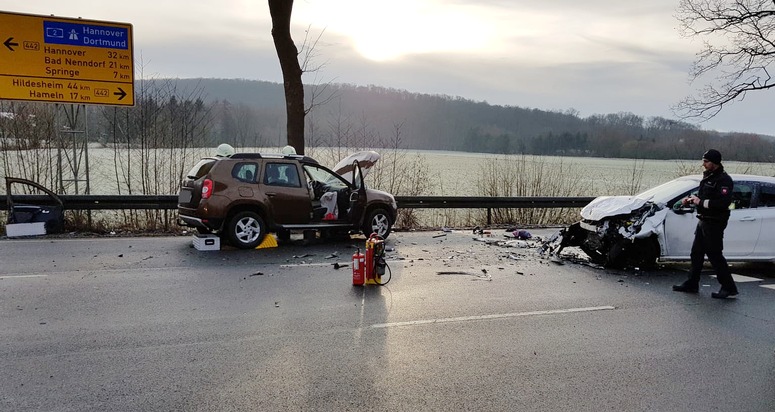 POL-HM: Kollision nach Vorfahrtmissachtung - Bundesstraße 442 voll gesperrt - Rettungshubschrauber im Einsatz