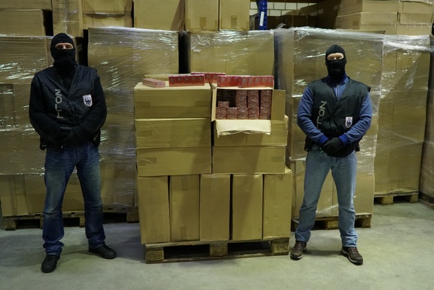 ZOLL-HH: Schmugglerbande mit 4,32 Millionen Zigaretten festgenommen