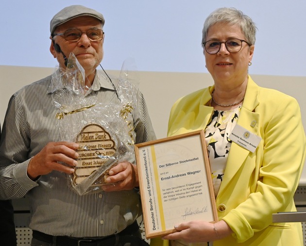 Silberner Stockmeißel – Ehrenpreis für Odenwälder Imker Ernst WagnerErnst Wagner ist sichtlich gerührt als er den Ehrenpreis des Deutschen Berufs- und Erwerbsimkerbunds entgegennimmt. „Der Preis war lange überfällig“, sagt Präsidentin Arnold. Erfinde