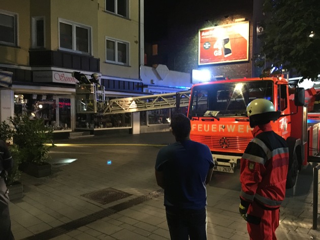 FW-GL: Brand eines Gasofens in Mehrfamilienhaus in der Hauptstraße in Bergisch Gladbach