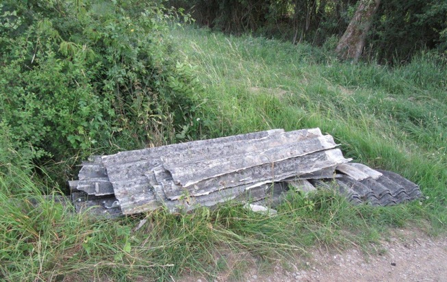 POL-HM: Illegale Abfallentsorgung bei Bakede - Umweltfrevler entsorgen Eternitplatten in Feldmark