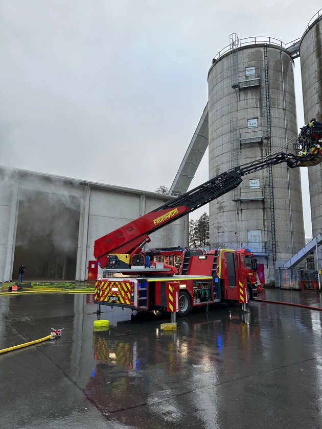 FW Horn-Bad Meinberg: Staubexplosion in Holzheizkraftwerk - Glutnester sorgen für langwierigen Feuerwehreinsatz