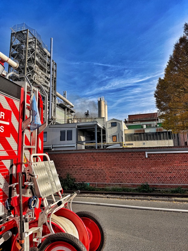 FW-NE: Feuer in Industriehalle im Neusser Hafengebiet | Maschinenbrand greift auf Dach über | Zwei Personen verletzt