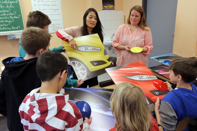 Frisch, sportlich und emotional: Ford-Designerin erklärt Schülern der Duisburger Heinrich-Heine-Gesamtschule die Wirkung von Farben