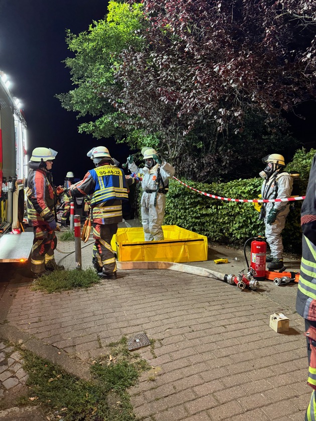 FW Norderstedt: Cordt-Buck-Weg - Feuermeldung wird zu Gefahrguteinsatz