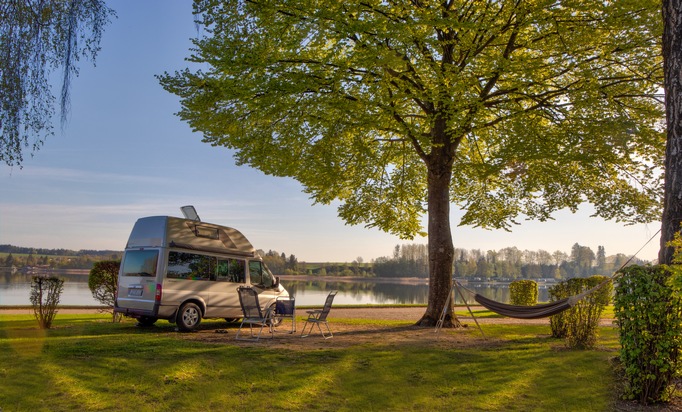 Die ADAC Tipps zum Camping in der Nachsaison / Freie Kapazitäten nutzen nach den Sommerferien / Günstige Pauschalpreise mit der ADAC Campcard / Direkt buchen über das ADAC Campingportal pincamp.de