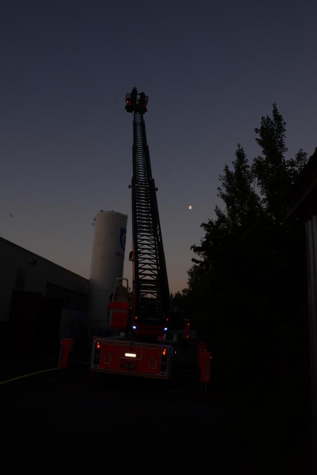 FW-RD: 104 Feuerwehrkräfte bei Feuer in einer Gummiwarenfabrik im Einsatz

In der Helgoländer Straße, bei einer Gummiwarenfabrik kam es heute (22.06.2019) zu einem Feuer.