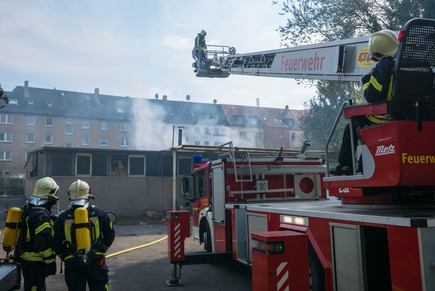 FW-GE: Feuer in einer Lagerhall - Rauchwolke über Rotthausen