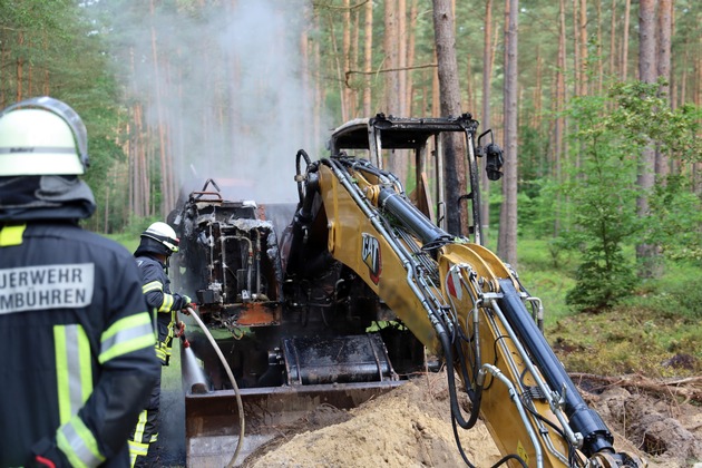 FW Hambühren: Nachlöscharbeiten im Wald nach Baggerbrand - Ausbreitung auf Waldgebiet verhindert