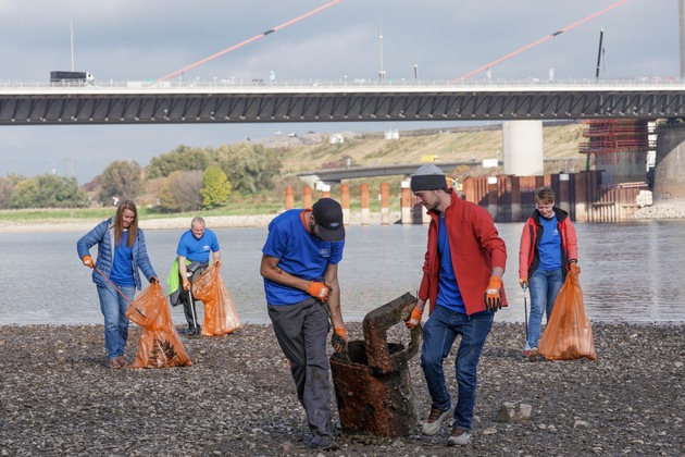Ford-Freiwillige sorgen für sauberes Rheinufer