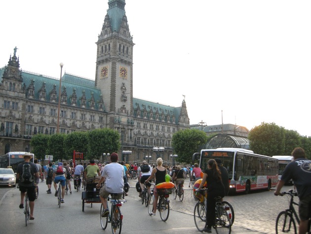 Hamburg steigt aufs Fahrrad