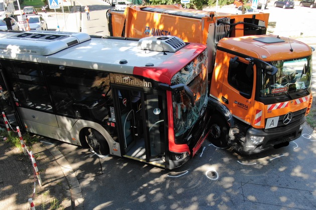 POL-ME: Zehn Verletzte nach Unfall mit Linienbus - Monheim am Rhein - 2208047