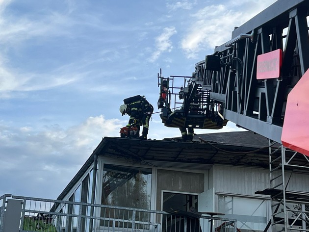 FW-MH: Dachstuhlbrand auf der Galopprennbahn