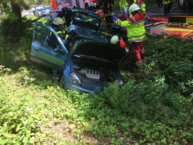 FW-RE: PKW im Straßengraben - eine verletzte Person