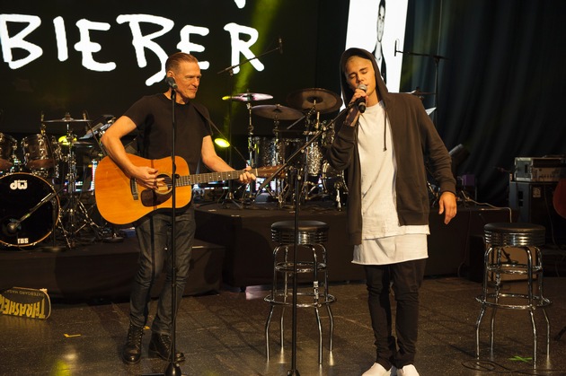 Großes Staraufgebot bei UNIVERSAL Inside 2015 / Justin Bieber und Bryan Adams performen spontan gemeinsam &quot;Baby&quot;