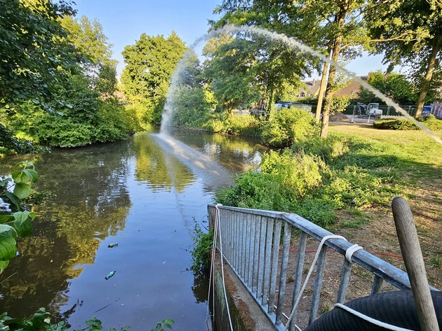 FW Hünxe: Feuerwehr rettet Fische im Hünxer Regenrückhaltebecken