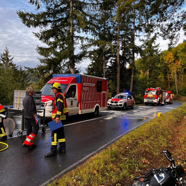 FW Heimbach: Verkehrsunfall auf der L218 bei Heimbach - LKW-Tank muss durch Feuerwehr abgepumpt werden