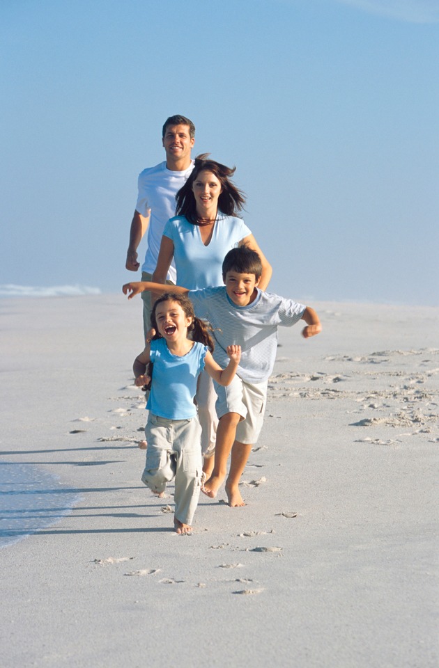 Krank im Bett statt spielend am Strand: Was Familien beachten sollten, wenn der Urlaub ausfällt (BILD)