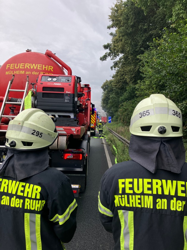 FW-MH: Brennender LKW auf der BAB40 in Höhe der Abfahrt Mülheim-Heißen