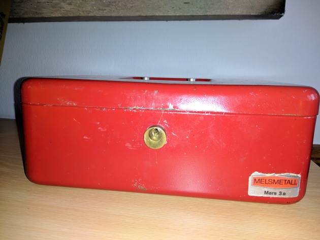POL-CE: Celle - Wer vermisst eine rote Geldkassette von &quot;Melsmetall&quot;?