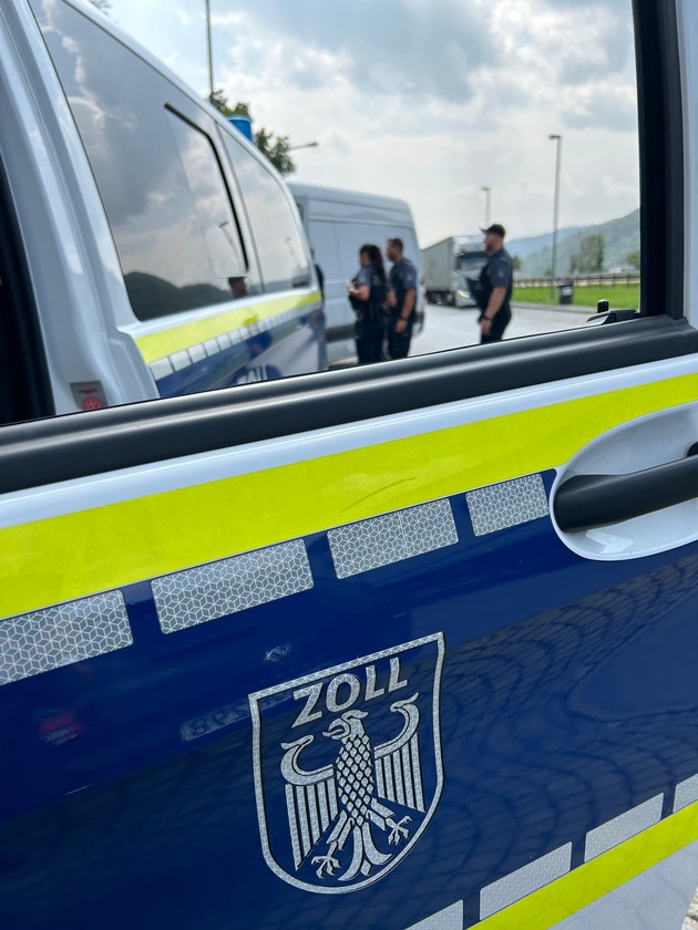 HZA-RO: Einreisender aus Österreich versteckte 17.000 Euro Bargeld unter der Fußmatte und in der Hosentasche / Zoll leitete Bußgeldverfahren ein